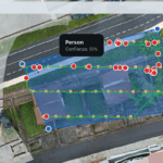 Visualización del ortomosaico sobre el mapa en la app. así como la trayectoria del dron y los hallazgos observados con IA