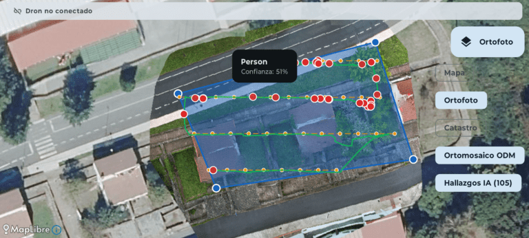 Visualización del ortomosaico sobre el mapa en la app. así como la trayectoria del dron y los hallazgos observados con IA
